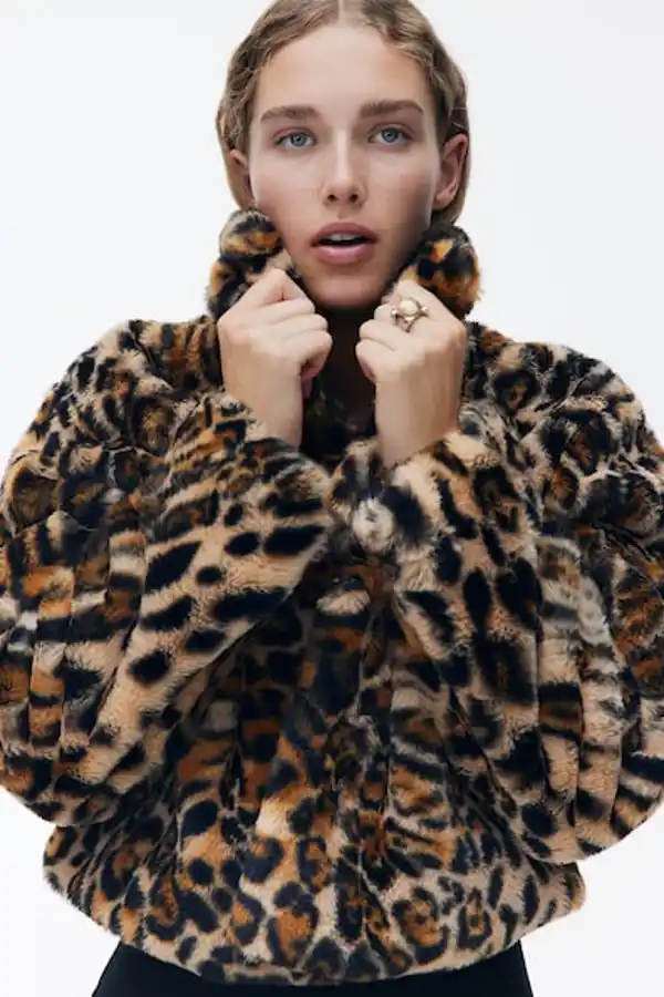 Chaqueta cropped de animal print