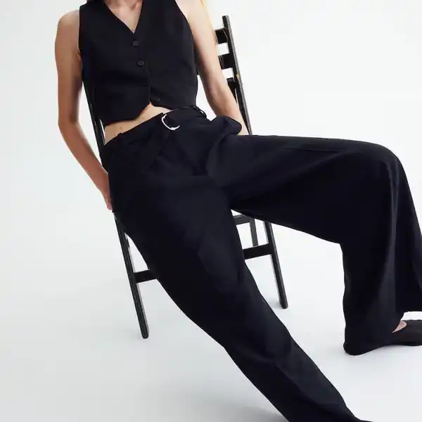 Pantalón con cinturón de H&M