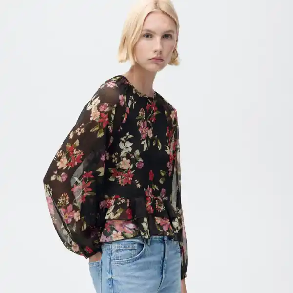 Blusa floral con volantes