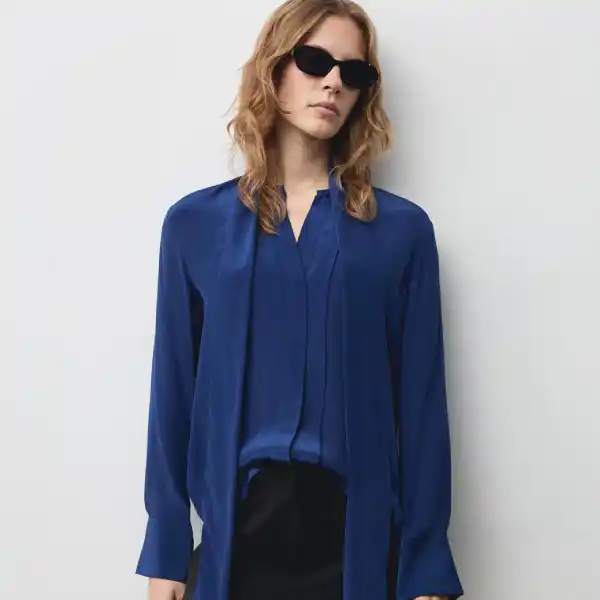 Camisa satinada con lazada