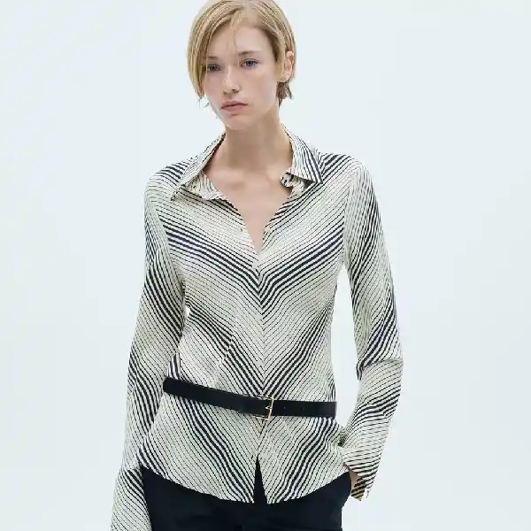 Camisa con manga acampanada