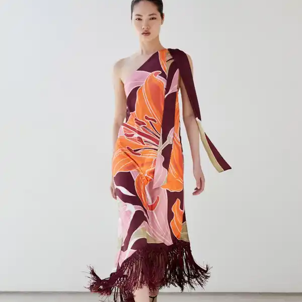 Vestido de flores y flecos de Sfera