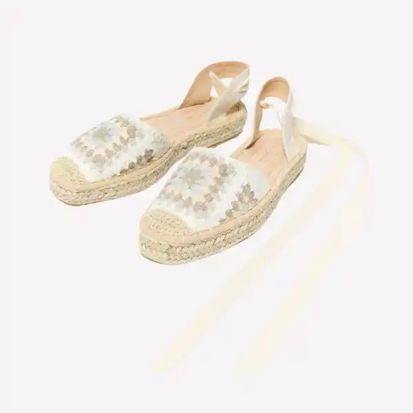 Alpargatas crochet con flor (tonos crudos)
