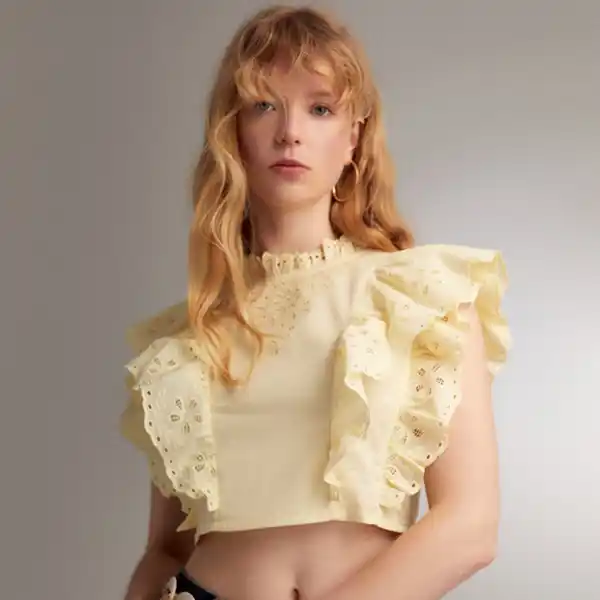 Blusa con volantes en las mangas de Sfera