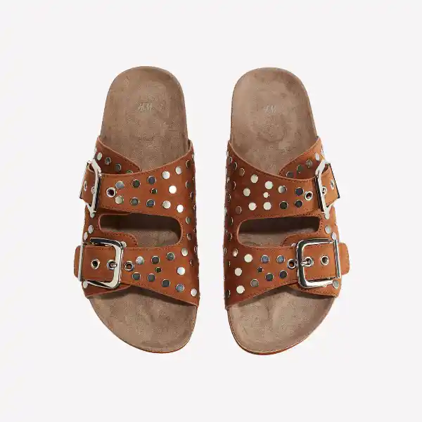Sandalias con tachuelas