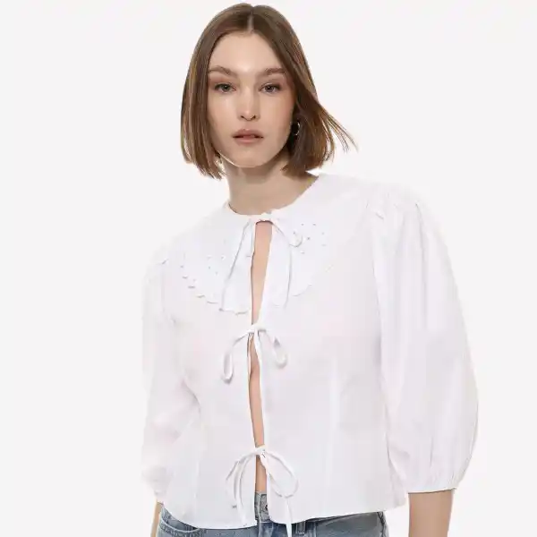 Camisa con bordados y lazadas
