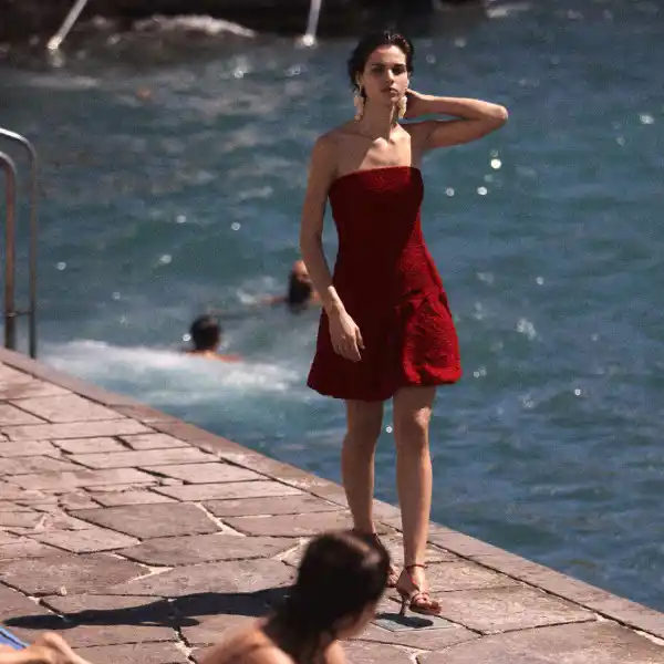 Vestido bandeau con bajo burbuja rojo