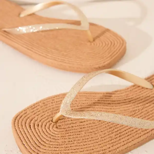 Chanclas de esparto con punta cuadrada y tira con brillo